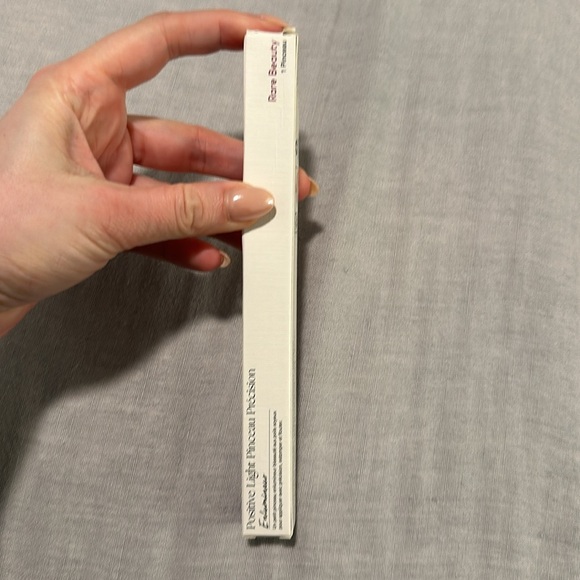 RARE BEAUTY BY SELENA GOMEZ
Positive Light Precision Highlighter Brush - Picture 3 of 3